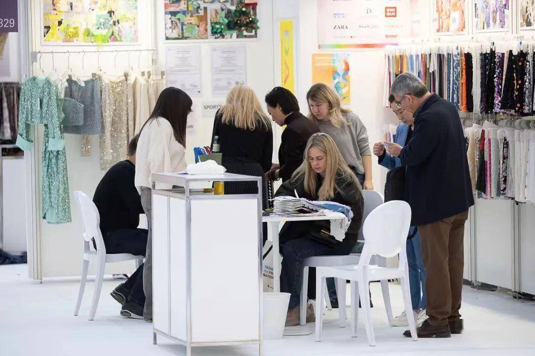 PG平台 电子1269家企业同台竞技2024中国纺织品服装贸易展览会(巴黎)春季展举办(图2)